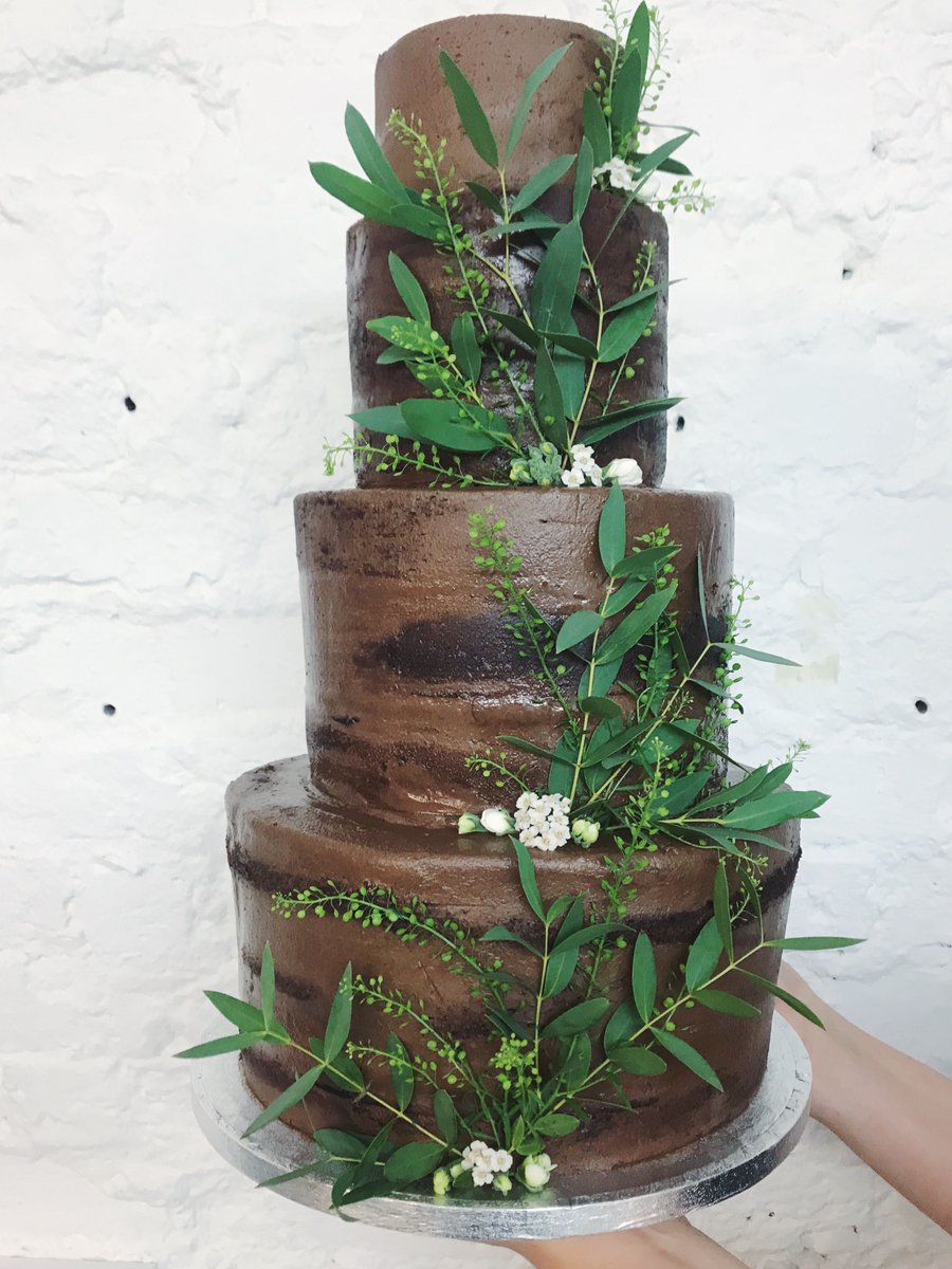 This is what Vegan Wedding Cake dreams are made of!! It's chocolate, cherry & almond, so it tastes just as delicious as it looks. 🌿#veganwedding #weddingcake #londonwedding #purchasewithpurpose #socialenterprise #socent #ethicalweddings