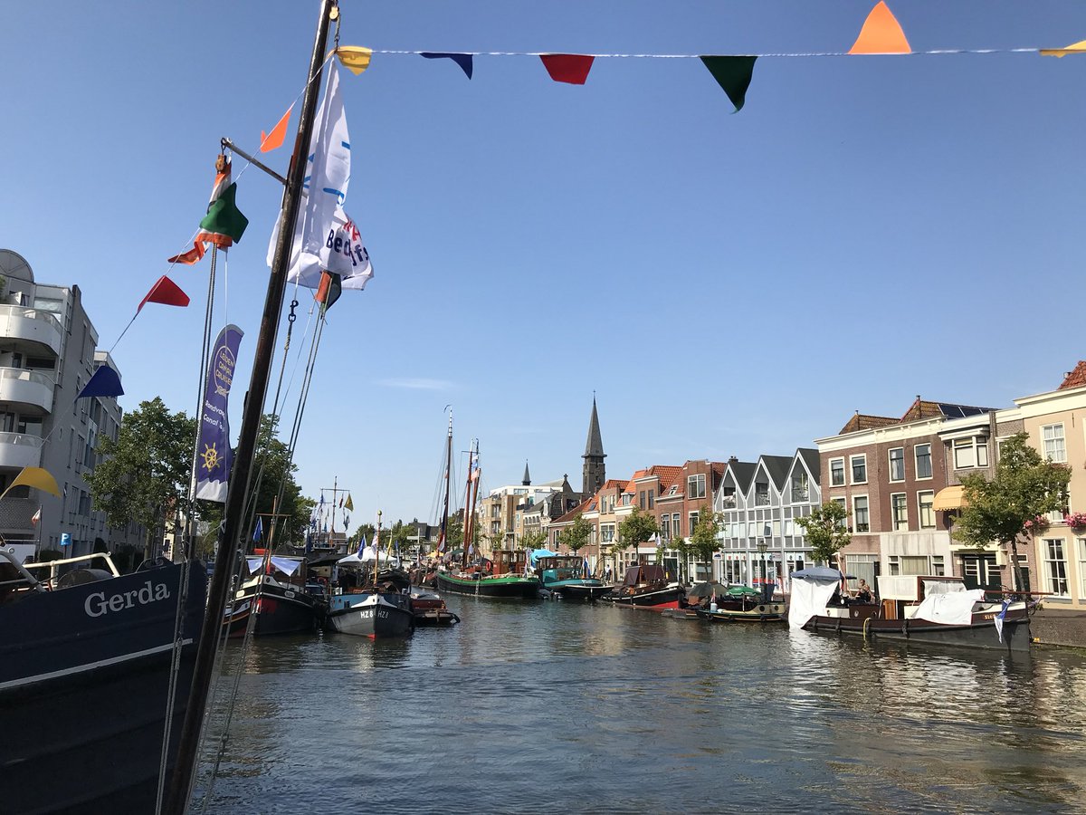Publiek op de kades muisstil bij zang van De Drijvende Diva, openingsact #sailleiden. Het hele weekend nog varend erfgoed in de binnenstad van Leiden. sail-leiden.nl