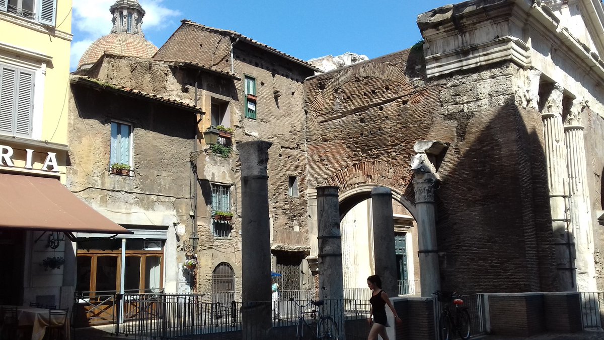 Un peu plus loin, une des plus anciennes maisons médiévales de Rome, incrustée dans les ruines antiques du portique d'Octavie : n'hésitez pas, elle est à vendre ! #bonneaffaire