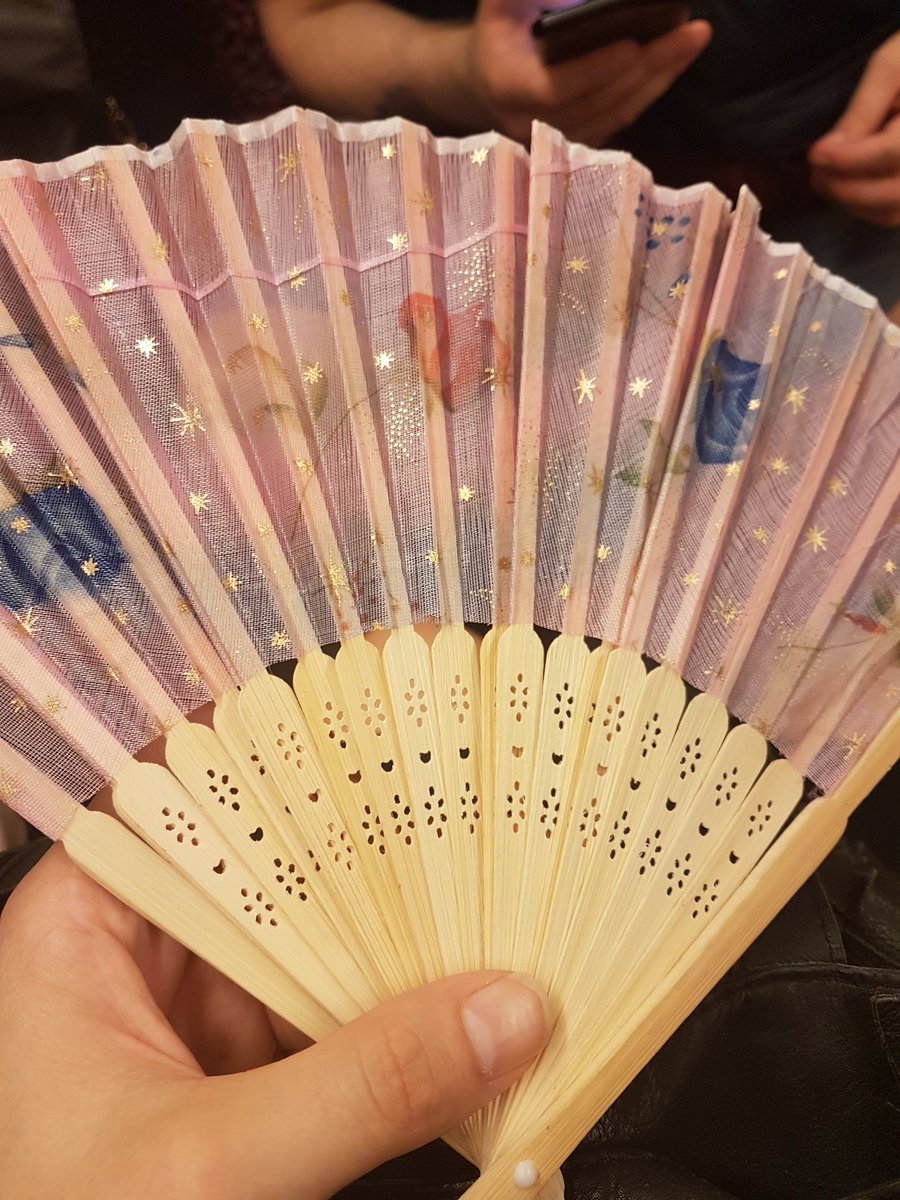 QIEZ_Berlin's tweet image. Neuer Modetrend in #Berlin: der #Fächer. In der U-Bahn wedeln schon alle um ihr Leben. #Hundstage #hitzewelle