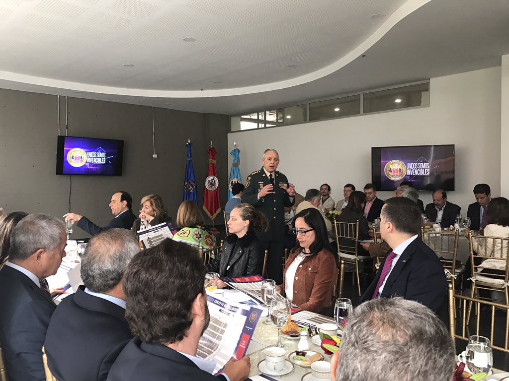 EsdegCol's tweet photo. #COMANDANTE_FFMM Gr. Mejía en #Esdeg presentación de la #EstrategiaMilitar a líderes empresariales del país integrantes del @Foropresidentes. Integración de esfuerzos y capacidades para la consolidación de una paz estable y duradera. https://t.co/LOQpGCNdaA