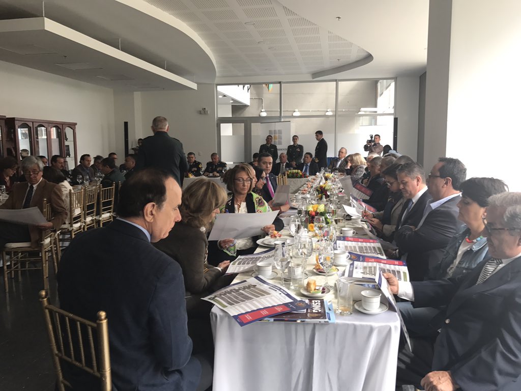EsdegCol's tweet photo. #COMANDANTE_FFMM Gr. Mejía en #Esdeg presentación de la #EstrategiaMilitar a líderes empresariales del país integrantes del @Foropresidentes. Integración de esfuerzos y capacidades para la consolidación de una paz estable y duradera. https://t.co/LOQpGCNdaA