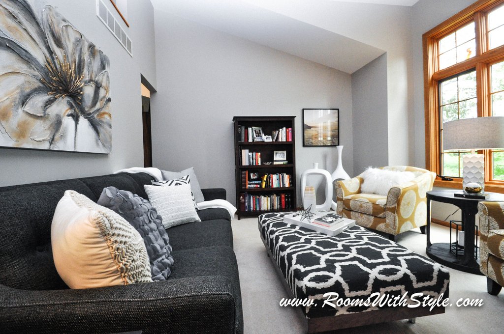 HomeStagingMN's tweet photo. Don't be afraid to mix patterns. In fact you should mix patterns to add interest. Large floral and geometric work well together, plus the added texture on the throw pillows bring so much coziness to the room. #DesignMinneapolis #LivingRoom #RoomsWithStyle https://t.co/Qy4CUH2HoN