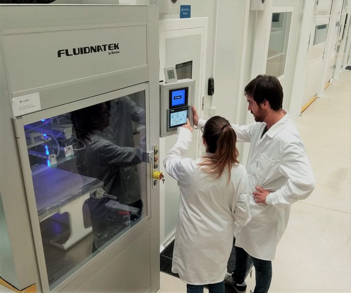 Work in progress!!👩‍🔬👨‍🔬 Our #scientists involved in a new exciting project with our Fluidnatek® LE-500 #electrospinning equipment!
@bioinicia #contractresearch #contractmanufacturing 
#nanotechnology #science #research #biomedical #pharmaceutical #nutraceuticals #energy