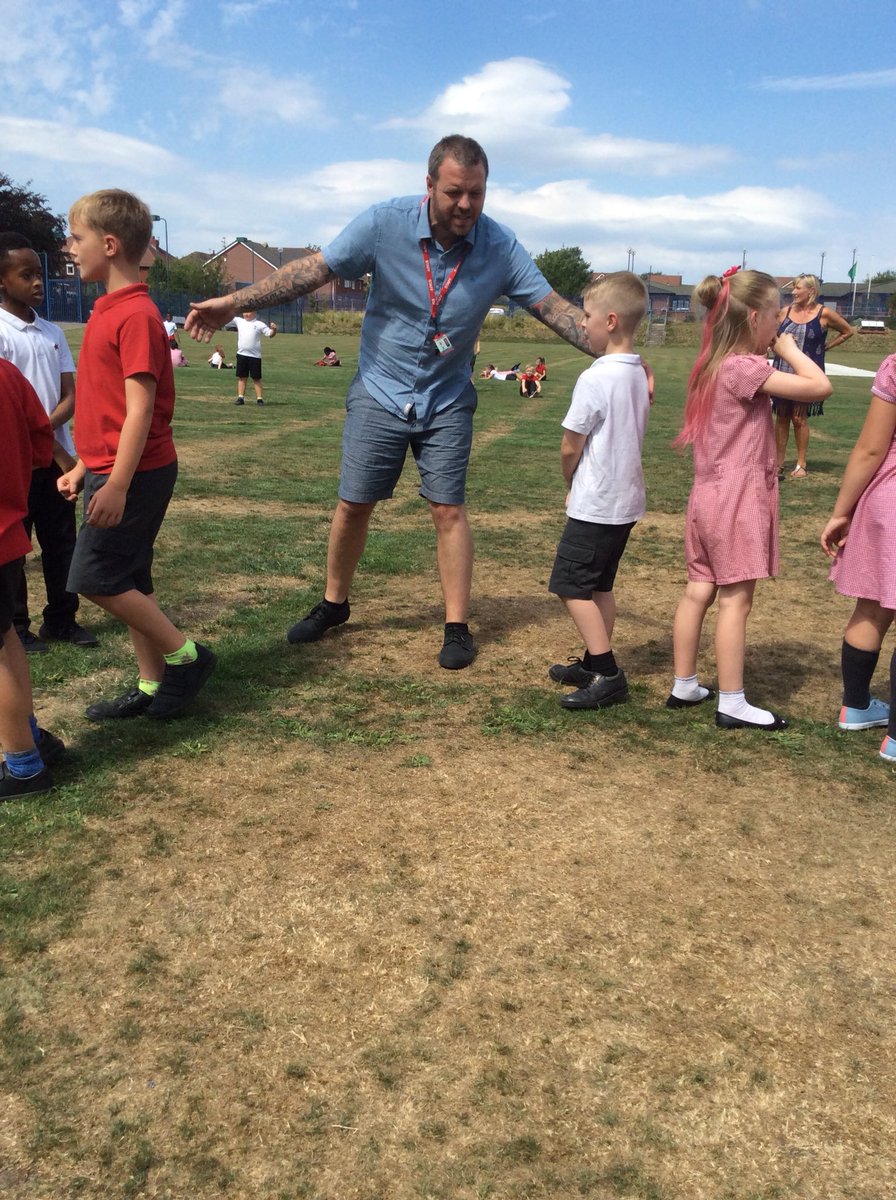 MrHartney3H's tweet photo. And today we ‘rounded’ off the year with a game of rounders against 3KG on the field (See what I did there 😂😂) At least that’s the last rubbish joke you’ll get from me ! Have a great summer and thanks for all your thoughtful gifts 👍🍺 https://t.co/lYt6m7Yi4r