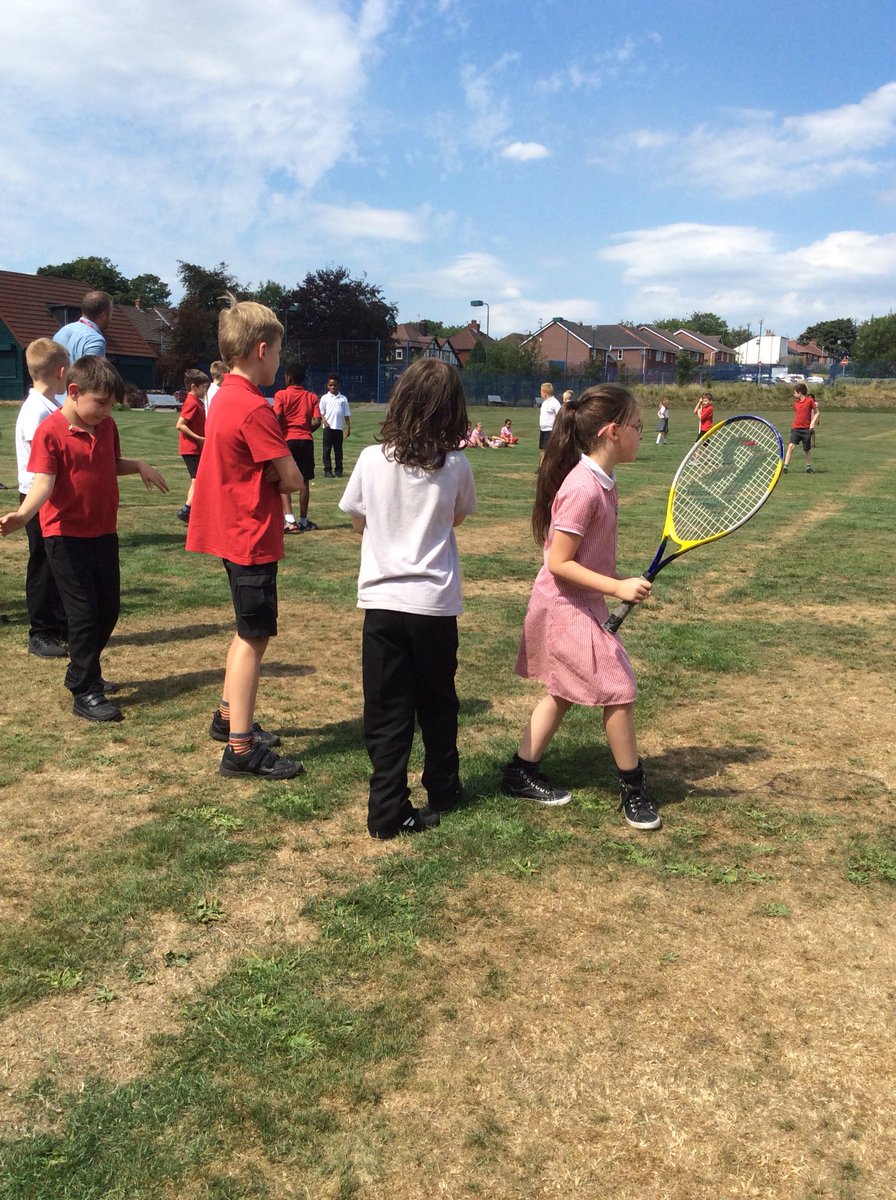 MrHartney3H's tweet photo. And today we ‘rounded’ off the year with a game of rounders against 3KG on the field (See what I did there 😂😂) At least that’s the last rubbish joke you’ll get from me ! Have a great summer and thanks for all your thoughtful gifts 👍🍺 https://t.co/lYt6m7Yi4r