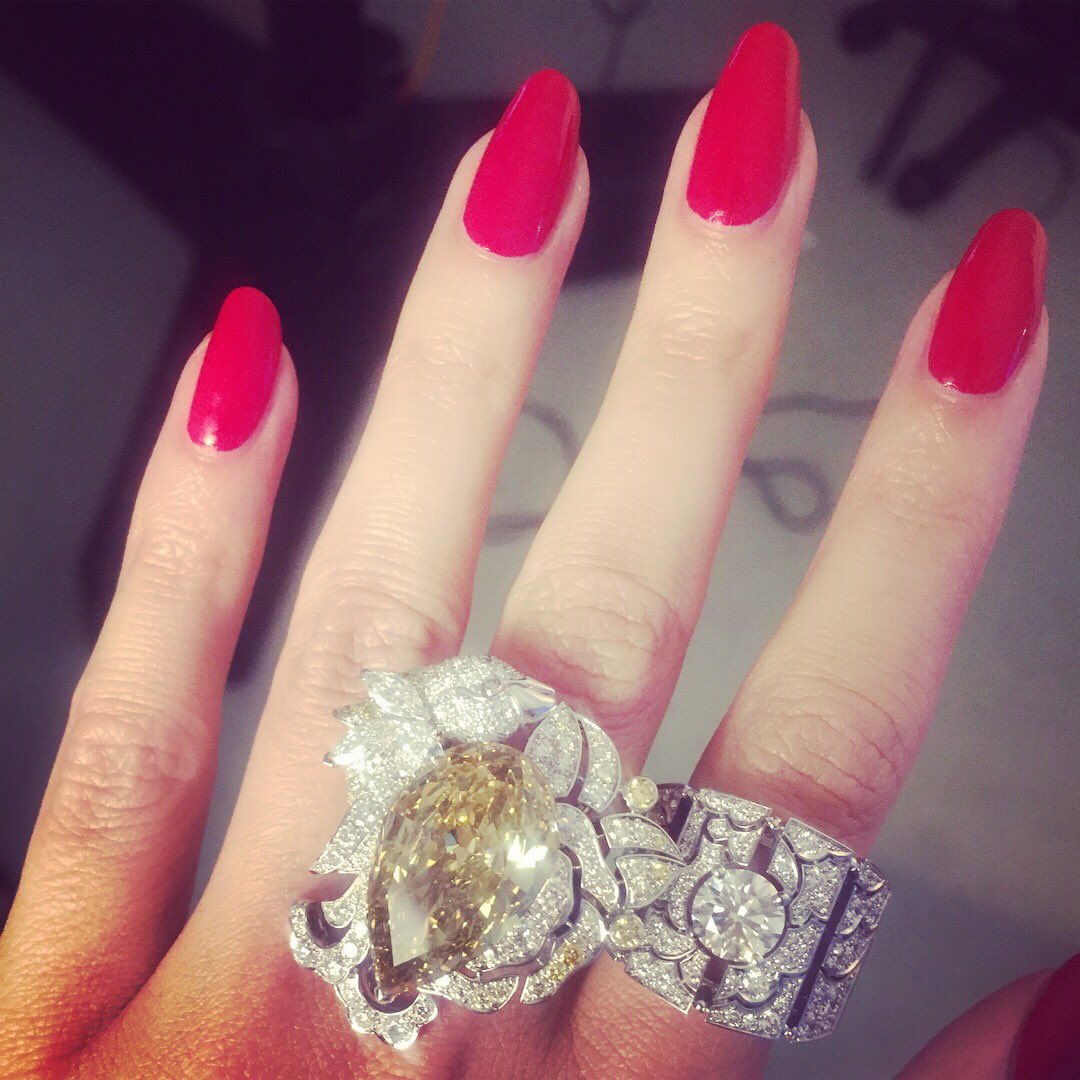 Nina_Taylor's tweet photo. Thanks for my lovely #rednails by recent #scratchstars18 award winner @NickieRhodesHil for this weekβs #finejewellery #photoshoot for #Harrods magazine!! #nails #handmodel #manicure #chanel @ScratchMagazine https://t.co/kHuYmmiMll
