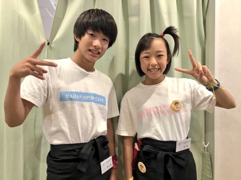 ヨシノサツキ公式 ばらかもんカフェ今週末まで アニメ ばらかもん なる役 原涼子ちゃん ケンタ役 最新ドラマcdでは吉田心役 木村聖哉くんがカフェに遊びに来てくれました スタッフさんスタイルでパチリ カフェの営業はあと二日 残席わずか