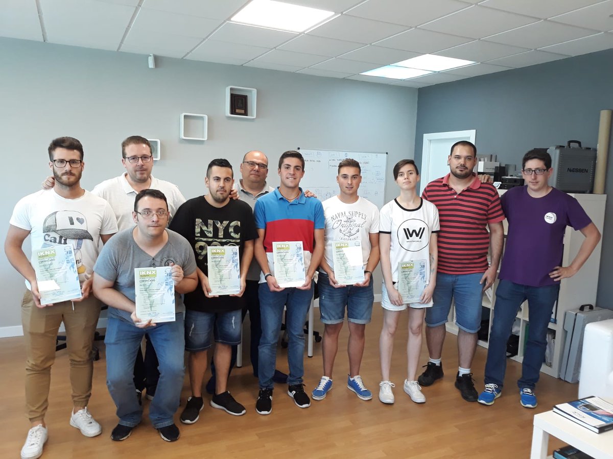 IKNXSchool's tweet photo. Las despedidas siempre son tristes. Finaliza el curso KNX PARTNER a los mejores expedientes académicos de España y como no...todos han aprobado. Gracias a nuestro patrocinador @ABB_Spain @Niessen_ES  y al colaborador @AbmRexel repetiremos esta experiencia el año que viene. https://t.co/rBA9C01Llp