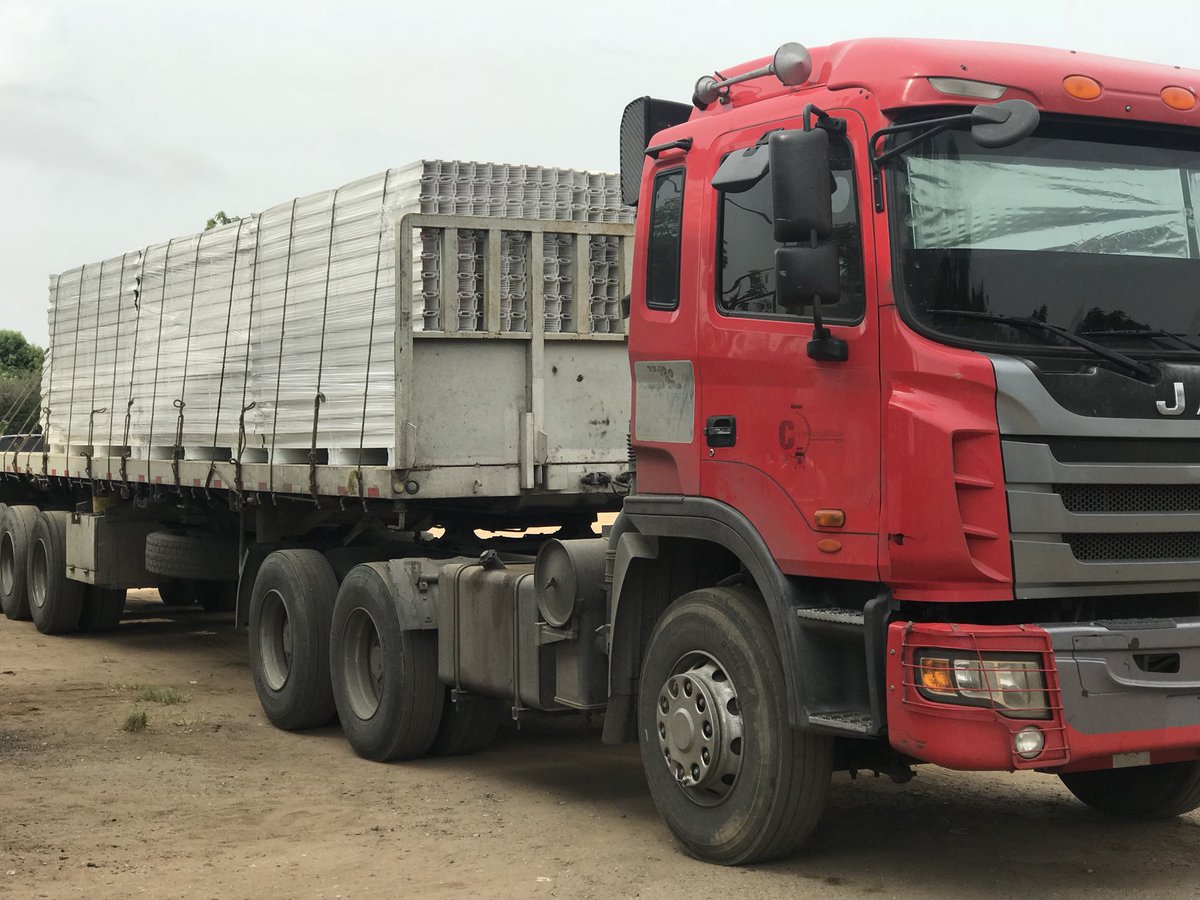 Omar_PrietoPSUV's tweet photo. ATENCIÓN! Golpe a las mafias en varios procedimientos. Recuperado material robado para la construcción de viviendas perteneciente a PETROCASA, Efectivo revendido en el mercado Santa Rosalía así como de medicamentos en venta ilegal.
Detalles en breve! https://t.co/ykt6fXfnYC
