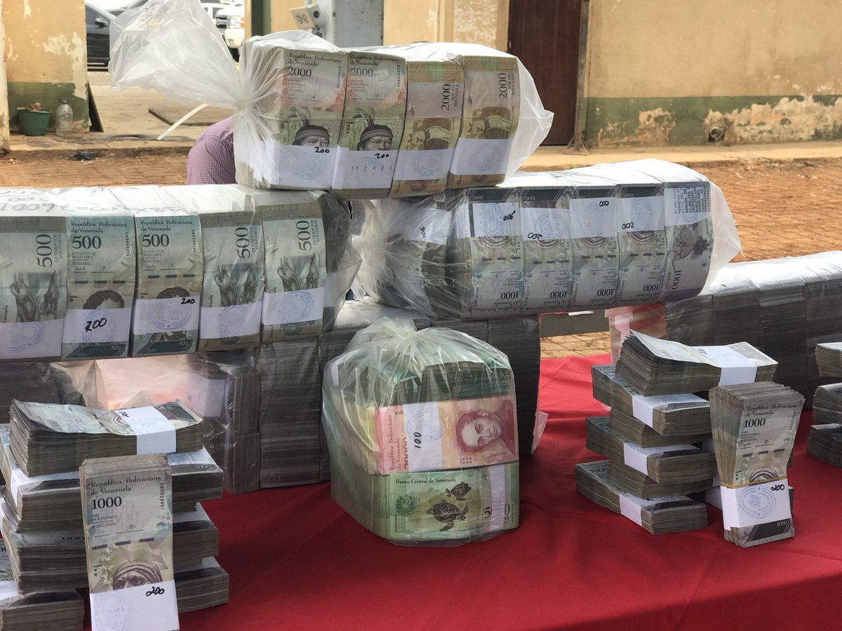 Omar_PrietoPSUV's tweet photo. ATENCIÓN! Golpe a las mafias en varios procedimientos. Recuperado material robado para la construcción de viviendas perteneciente a PETROCASA, Efectivo revendido en el mercado Santa Rosalía así como de medicamentos en venta ilegal.
Detalles en breve! https://t.co/ykt6fXfnYC