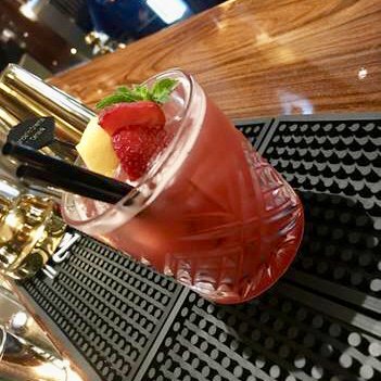Start the weekend properly at MO Bar with this summer mocktail composed of strawberry, raspberry, cranberry, rose syrup and soda. 
#TGIF #MOBar #MandarinOrientalGeneva