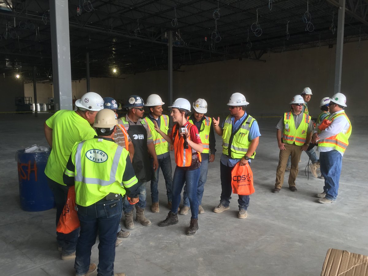 cpsenergy's tweet photo. Thursday Recap: "Jueves de Loncheras" event to remind contractors of safety around natural gas &amp; electricity at job sites. 
Thanks to @UnivisionSATX, Prissila Sanchez, Hispanic Contractors Association &amp; @JoerisGC https://t.co/G4EkgA7ev5