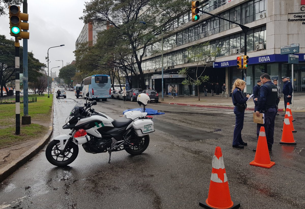 #AHORA | Siniestro de tránsito fatal en Avda. del Libertador y Galicia. Murió mujer de 76 años. Tránsito complicado. <a href="/chanchosUY/">Tránsito del Uruguay</a>