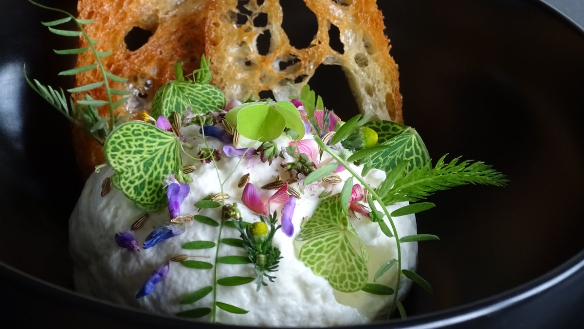Callchef74's tweet image. Mousse au Beaufort AOP, fleurs et herbes de montagne, pain grillé