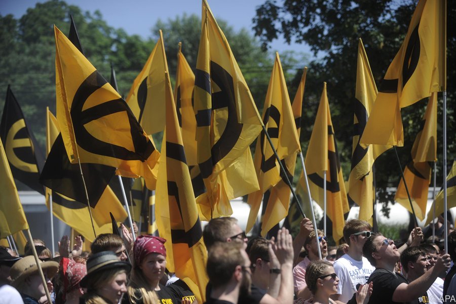 La_Directa's tweet photo. #DirectaPaper | La ultradreta
identitària a Europa: radicalització o absorció https://t.co/v32n1pUbgz Un reportatge de Conrad Bosch i Paul Izumi publicat a la #Directa455 https://t.co/6JinpAgUUI