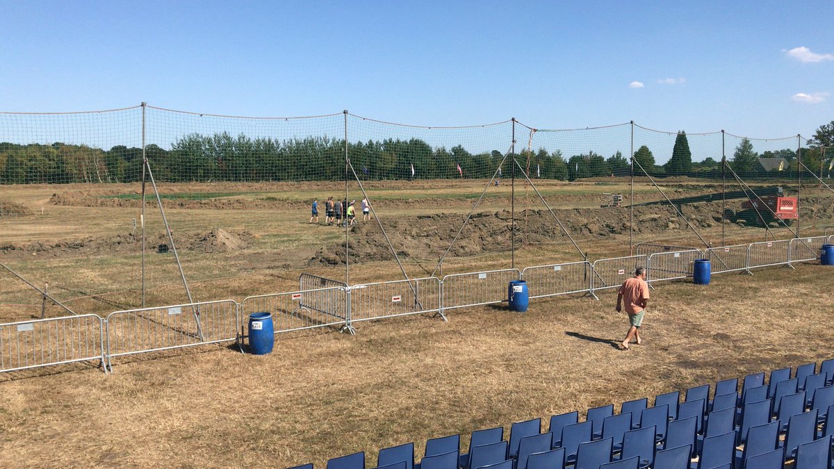 NKAutoCross's tweet photo. Bloed heet Holterhoek maakt zich klaar voor de vierde ronde. Coureurs zijn blij dat het morgen afkoelt en dat er kans is op een bui. #meldeninhetParcFerme https://t.co/2luVeynNaL