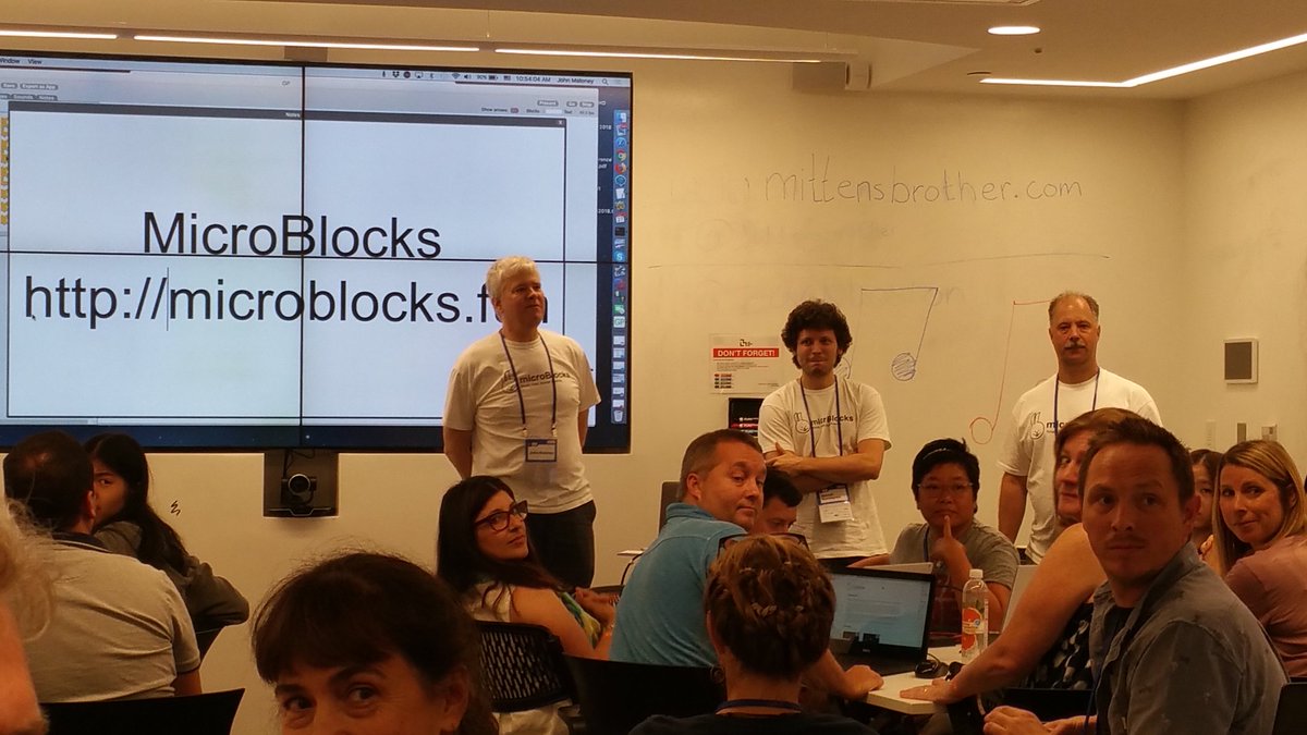microbit_edu's tweet image. The room is bursting at the seams to learn about #Microblocks + #microbit from @gpblocks @bromagosa @moenig and @MiriamBoehnke at #ScratchMIT2018