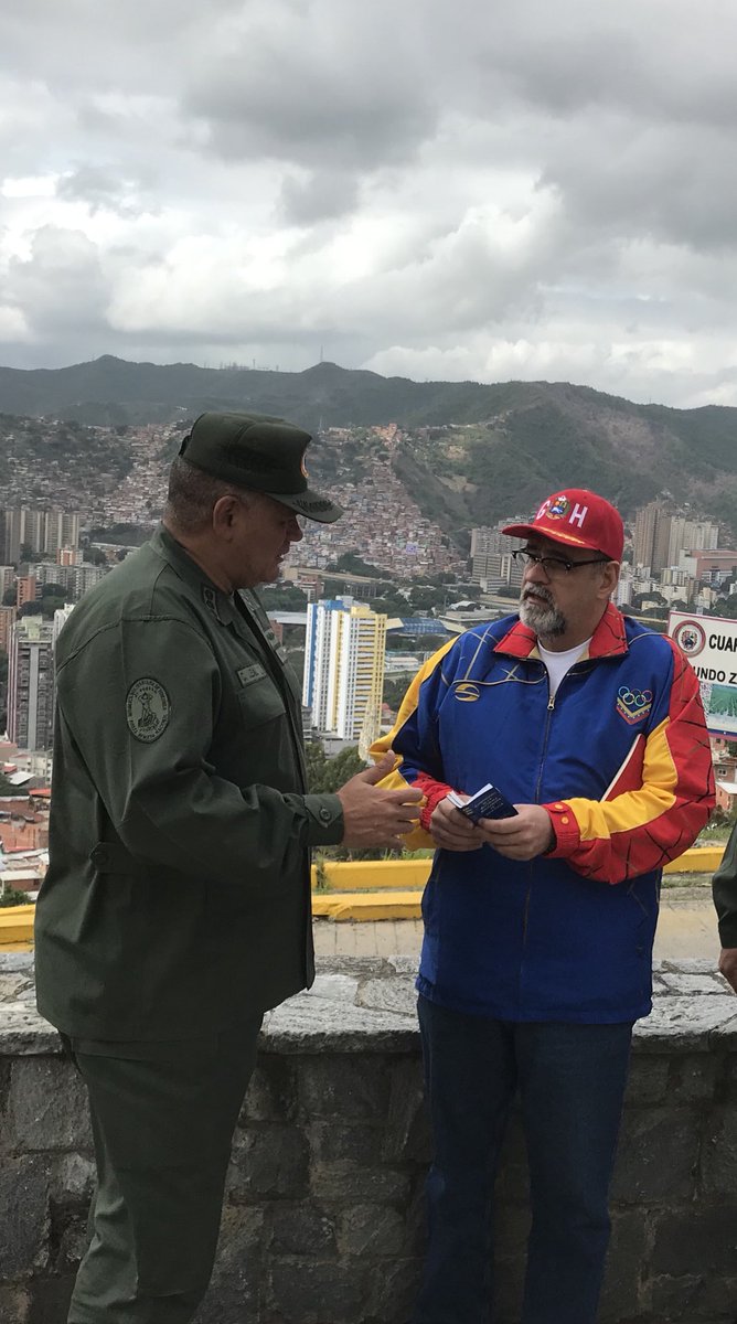 AmeliachPSUV's tweet photo. Reunido con el Comandante General de la Milicia Nacional Bolivariana tratando temas de la defensa integral de la Nación que debe ejercerse permanentemente en los ámbitos: cultural, social, económico, político, geográfico, ambiental y militar, en unión cívico militar. VENCEREMOS! https://t.co/jfnlg94ba2