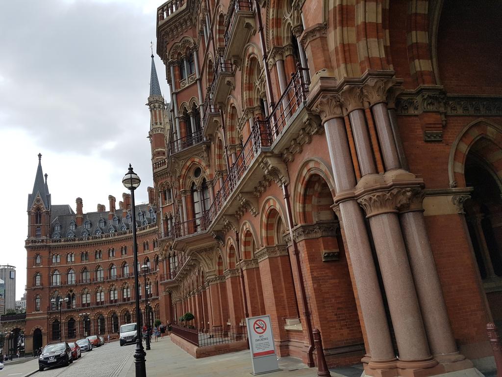 johnibbotson1's tweet photo. @NewMillMVC what's wrong with UK trains stop when it rains How did we manage to build @StPancrasInt https://t.co/n3XDhkldAy
