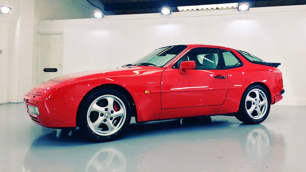 vehiclesmartapp's tweet image. 🍒 Got that Friday feeling 🍒 We’re ready for another warm weekend of cruising - how about you? 😎 Show us what’s in your garage using #InMyVSGarage 📱 Here’s our Marketing Manager’s mint @Porsche #944 ready to hit the road!