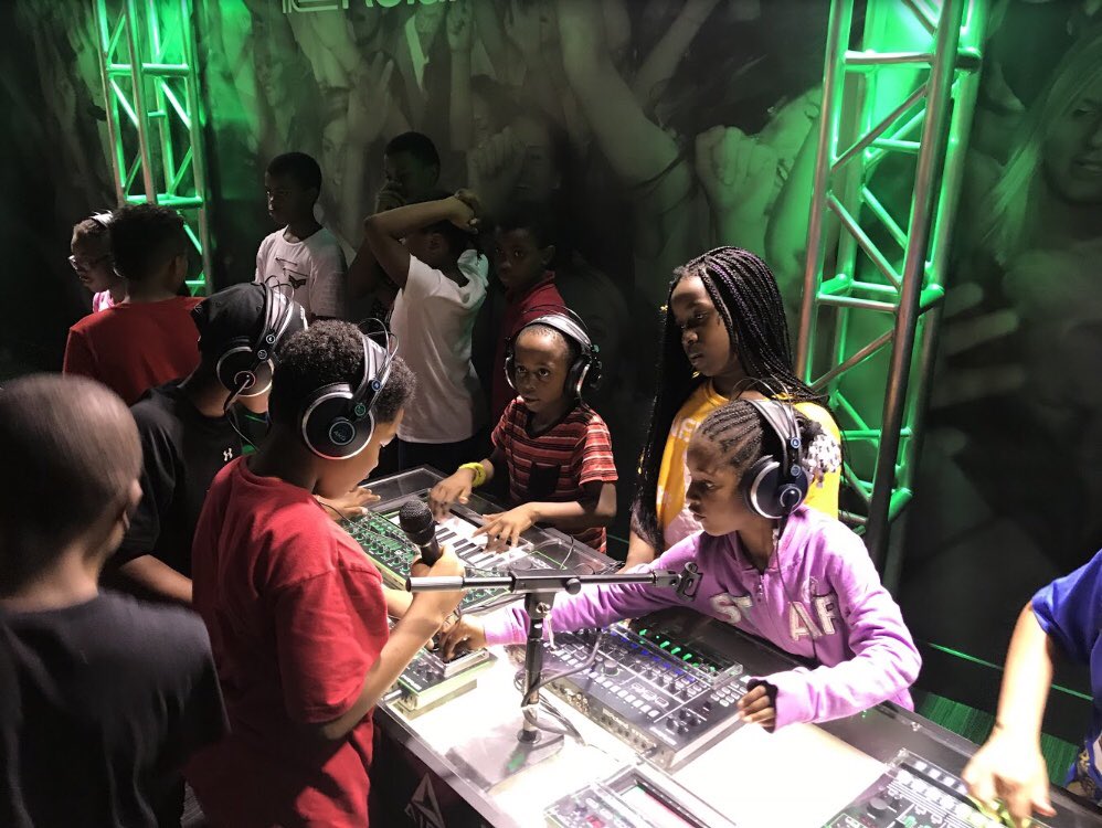 mtvernonsummer's tweet photo. We had a blast @GRAMMYMuseum #explorenewark #summerfun #artforeveryone @ELT_Newark @summer_plus @NewarkYMCA @rasjbaraka @NPSvoices https://t.co/zRbrWt9IGs