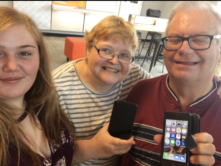MooreXrp's tweet photo. Another happy customer #visionwireless #switchtoboost #Boostnation @KarlaOre17 @WilliamFHolman @boostmobileIA @DeVriesPaul @MarcecoSales https://t.co/IQKVHfC8eZ