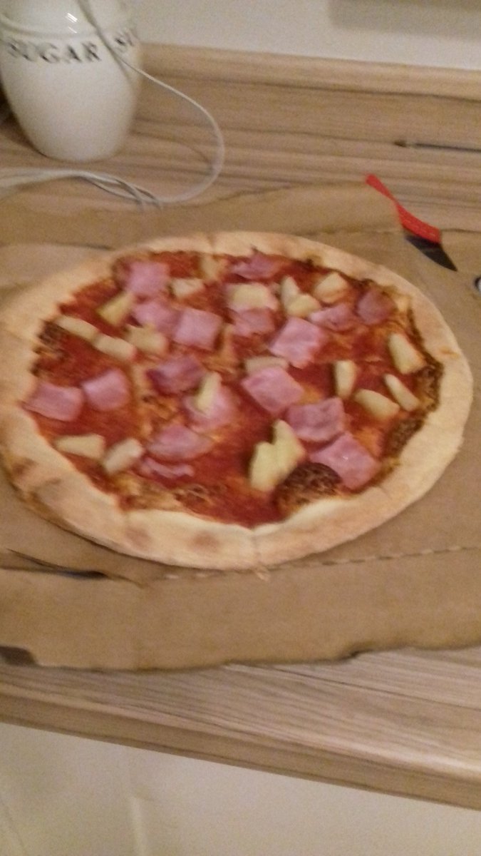 BearMargery's tweet photo. #Dominos listen to this £13.99 for that... the dirty robbing ba@@ards. #ripoffbritain https://t.co/BuLGu5QzdC