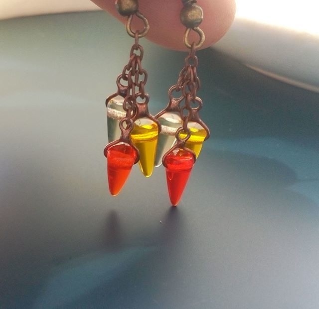 When you put together differently shaded orange spike glass beads then lightweight summer earrings became the result. 
#earring #jewelrydesigner #orange #spike #hetpromo ift.tt/2mLCZ5A