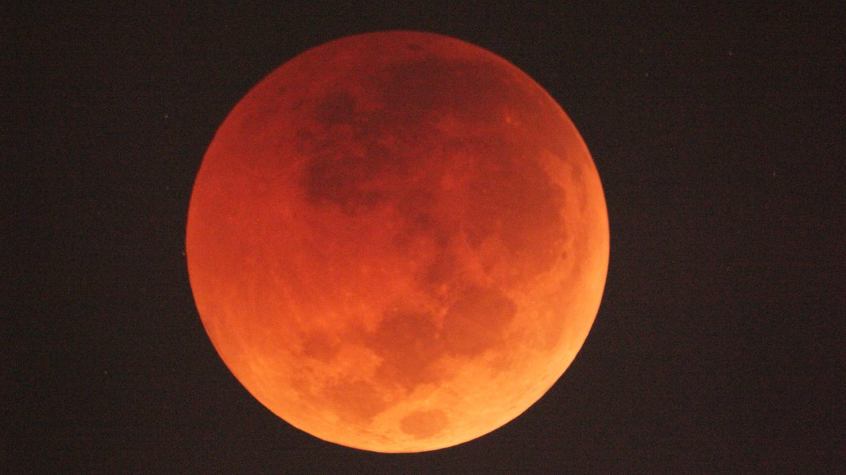 Sudah berlangsung fase U2 atau semua piringan bulan masuk ke bayangan inti bumi (umbra) nih guys, belum punvak yah guys. #bmkg #infobmkg #gerhanabulantotal #infogerhanabulan