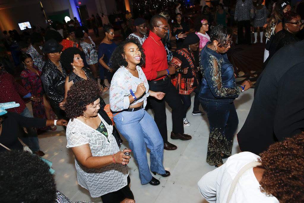 MenforHopeUSA's tweet photo. SMILE, It’s FRIDAY—And we’re flashing back to our 2016 7 Cities 70’s Party! Wishing you a groovy weekend! #FlashbackFriday #HamptonRoads #MenForHope https://t.co/I65u8eXUHZ