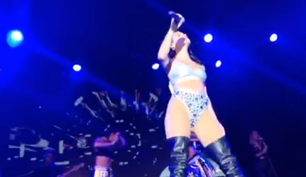 LaliMiQueen's tweet photo. Nuevo OUTFIT 🔥🔥🔥💣

#Lali #100Grados #Lalitas #KCAArgentina https://t.co/wEIHRZRUMo