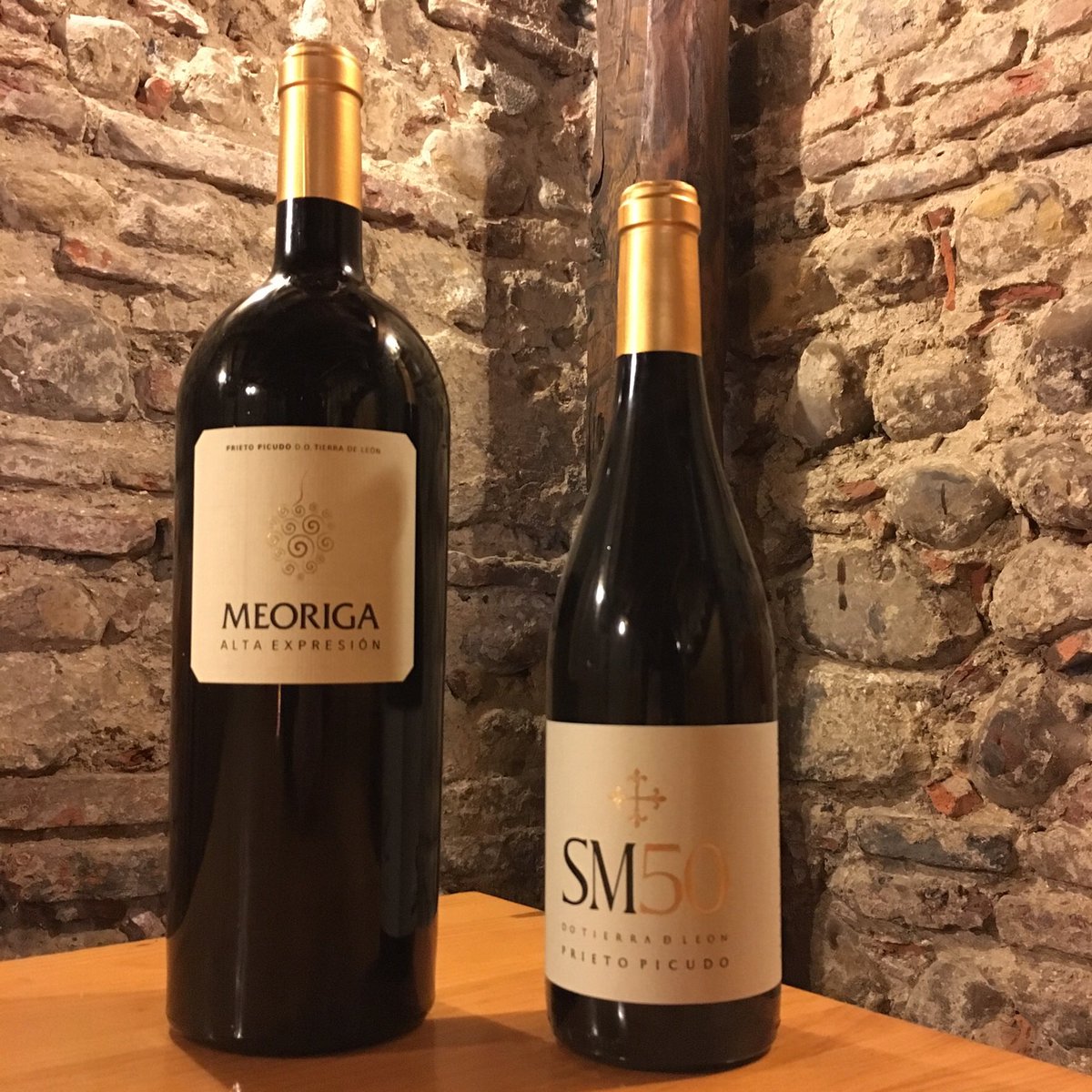 BodegasMeoriga's tweet image. Ven a visitar nuestro stand y conoce nuestras elaboraciones en la #FeriaVinoCoyanza18 en @ValenciaDeDJuan este fin de semana. Estamos en el Jardín de los Patos, junto al castillo. 
#BodegasMeoriga Denominación de Origen #TierraDeLeon #DOleon #PrietoPicudo #Albarin