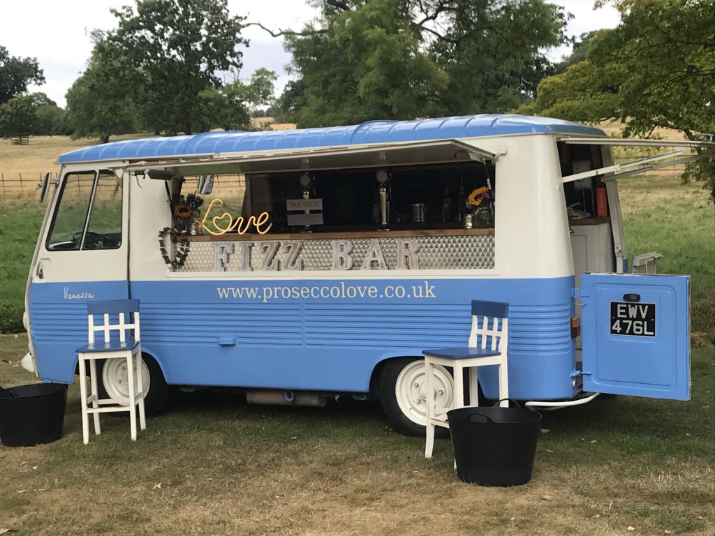 Prosecco_Love's tweet photo. A wonderful evening @OverburyEnt garden party the fizz was flowing and the Aperol went down a treat. @sammymartin36 was a star barmaid 🍾🍹🥂🍸
#overbury #gablerow #gardenparty #cotswolds #proseccolove #aperol #fizz https://t.co/Olkb9GWjYA