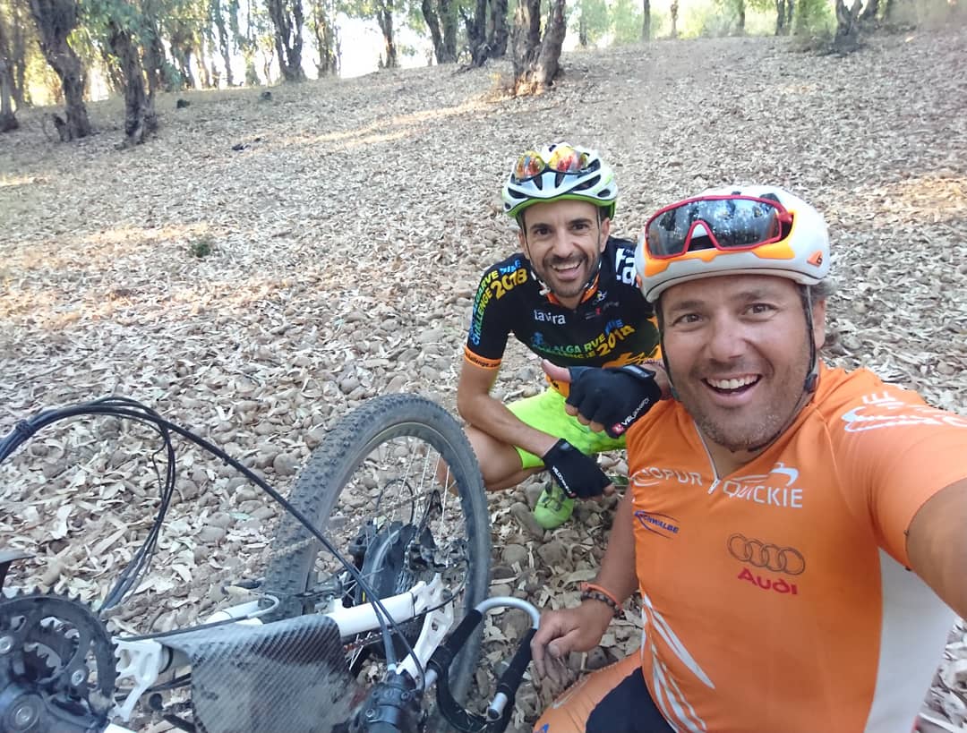 javireja's tweet photo. rutita de handbike mtb, en una subida de piedra suelta se atranca la cadena y puf al...
Apareció mi ángel de la guarda.
Bueno la ruta muy divertida con mi handbike de @Quickiewheels
Y @Sunrise_Medical
#OneTeamOneWil https://t.co/DZOvyNYxtr