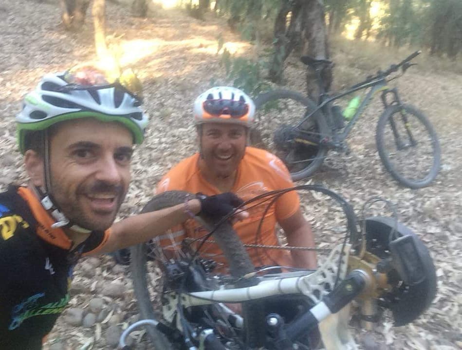 javireja's tweet photo. rutita de handbike mtb, en una subida de piedra suelta se atranca la cadena y puf al...
Apareció mi ángel de la guarda.
Bueno la ruta muy divertida con mi handbike de @Quickiewheels
Y @Sunrise_Medical
#OneTeamOneWil https://t.co/DZOvyNYxtr