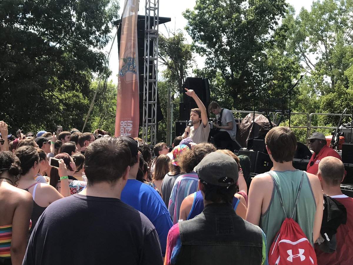 Acoustic version of <a href="/Mansionair/">mansionair</a>’s Astronaut was 👌 #buzzbeachball