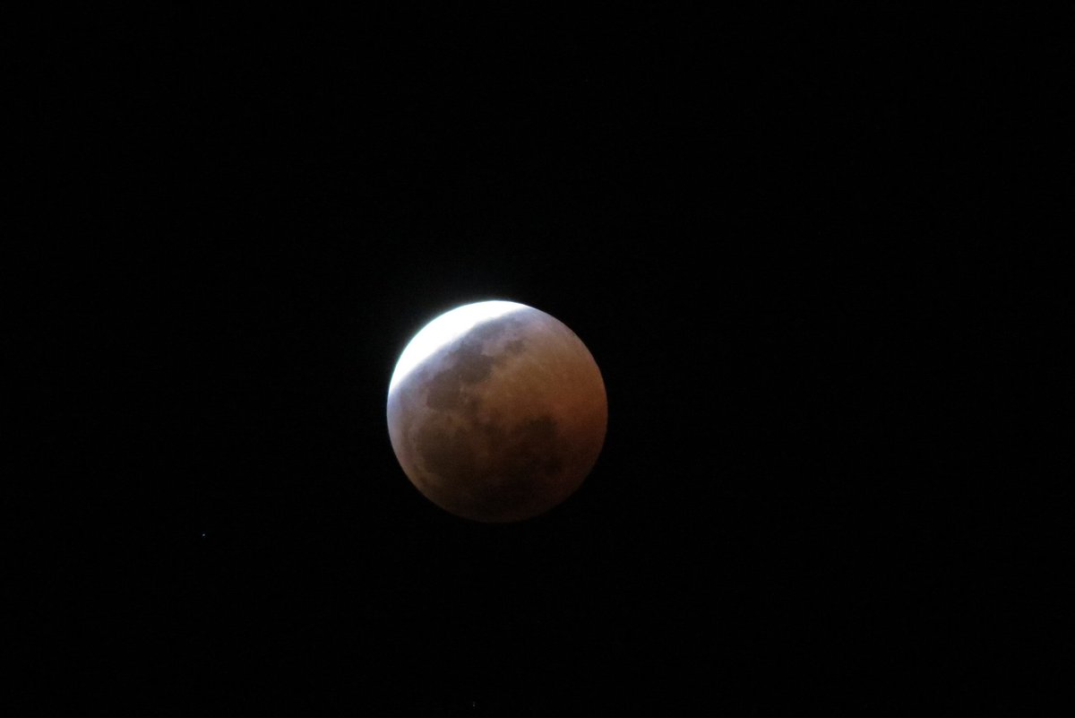 clarencesdb's tweet photo. Im over the moon! #LunarEclipse I feel like a kid.....#EclipseLunar https://t.co/TREfx9ZzTF