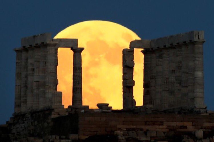 AureCasse's tweet photo. Magnifique photo de la lune derrière le temple de Poséidon au Cap Sounion en Grèce @Reuters @alkiskon #eclipsedelune 💛 https://t.co/TpljCaTzIg
