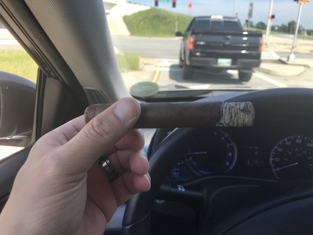 J_is_chillin_'s tweet photo. Finishing Friday and starting the weekend off the right way. #cigartime #cigarlifestyle #cigarsnob #notahobby #boutiquecigars #LookAtThatAsh #niceash #ezrazion #ezranation #blendingsessions #botl #sotl ๐ฅ๐จ๐จ https://t.co/d7iRLlLRUF