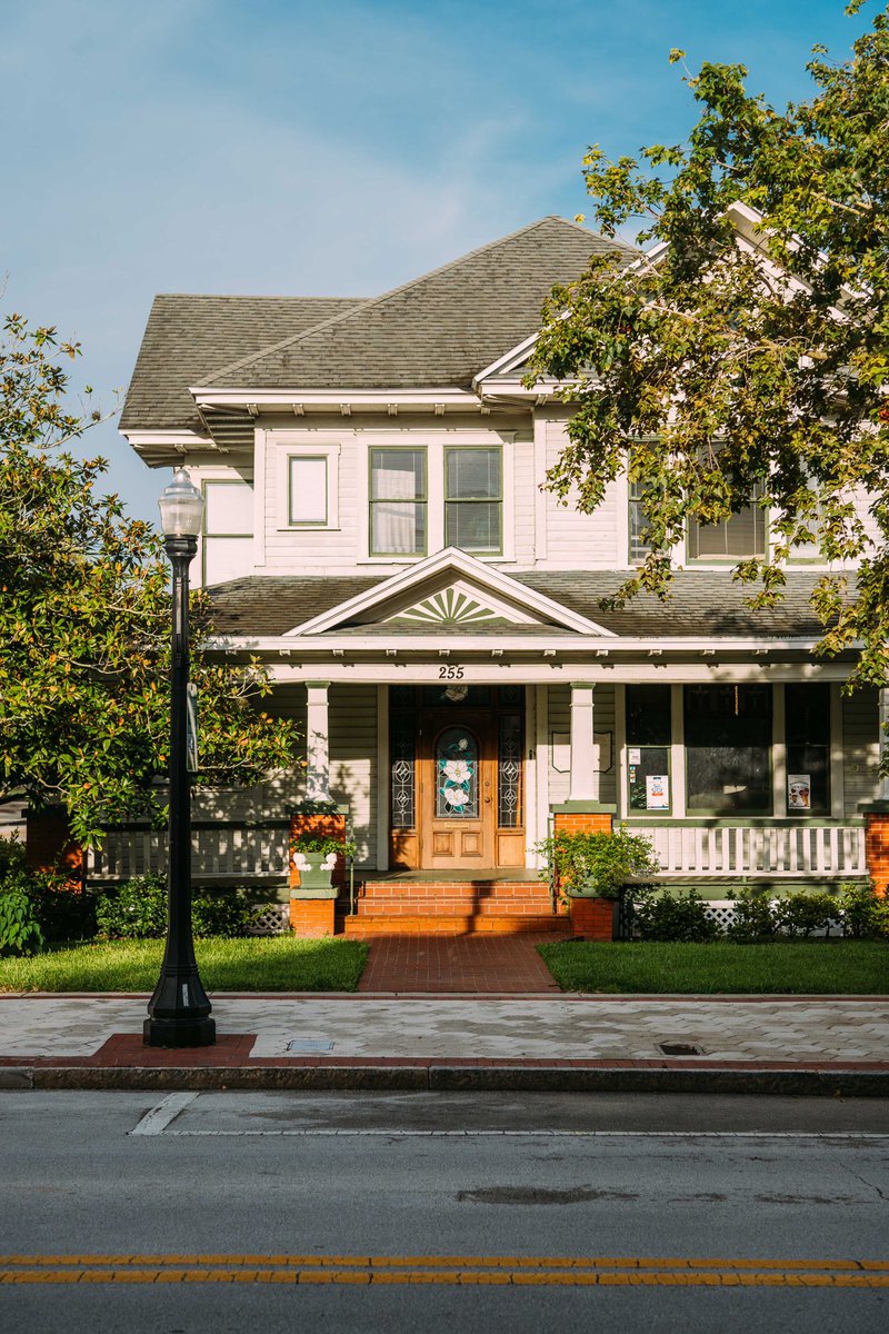 LkldPhoto's tweet image. We recently moved to #Lakeland and we have been falling in love with it ever since. From it’s historic architecture to it’s local events. We came up with the idea of creating @lkldphoto to show the world from our perspective what Lakeland is. Enjoy this journey! #LkldPhoto