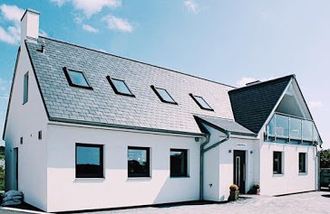 Do you dream of living by the sea? So did the Wildemanns.
They needed something that could with-stand the exposed location, high winds, storms, coastal flooding and crashing waves. Enter Hanse Haus >> bit.ly/2lz3zhW <a href="/BuildItMagazine/">Build It Magazine</a> #selfbuild #seaviews #seaside #prefab