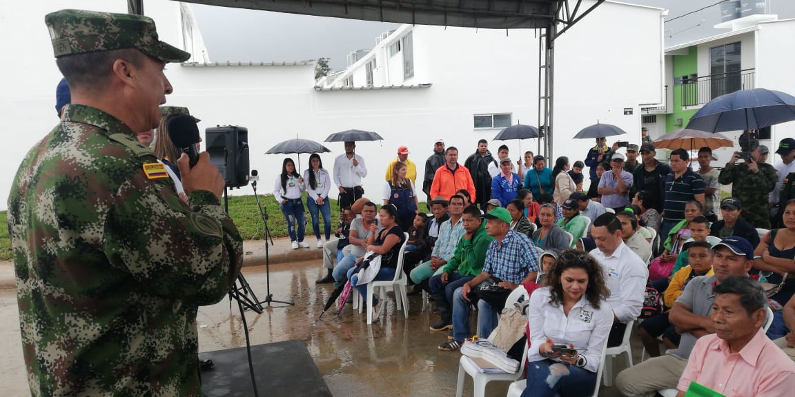 Minvivienda's tweet image. #AEstaHora funcionarios de #Minvivienda y autoridades locales se reúnen con un pequeño grupo de familias, para hacerles realidad el sueño de ser propietarios de una vivienda digna. #CasaGratis #CambiamosVidas #AsiAvanzaMocoa