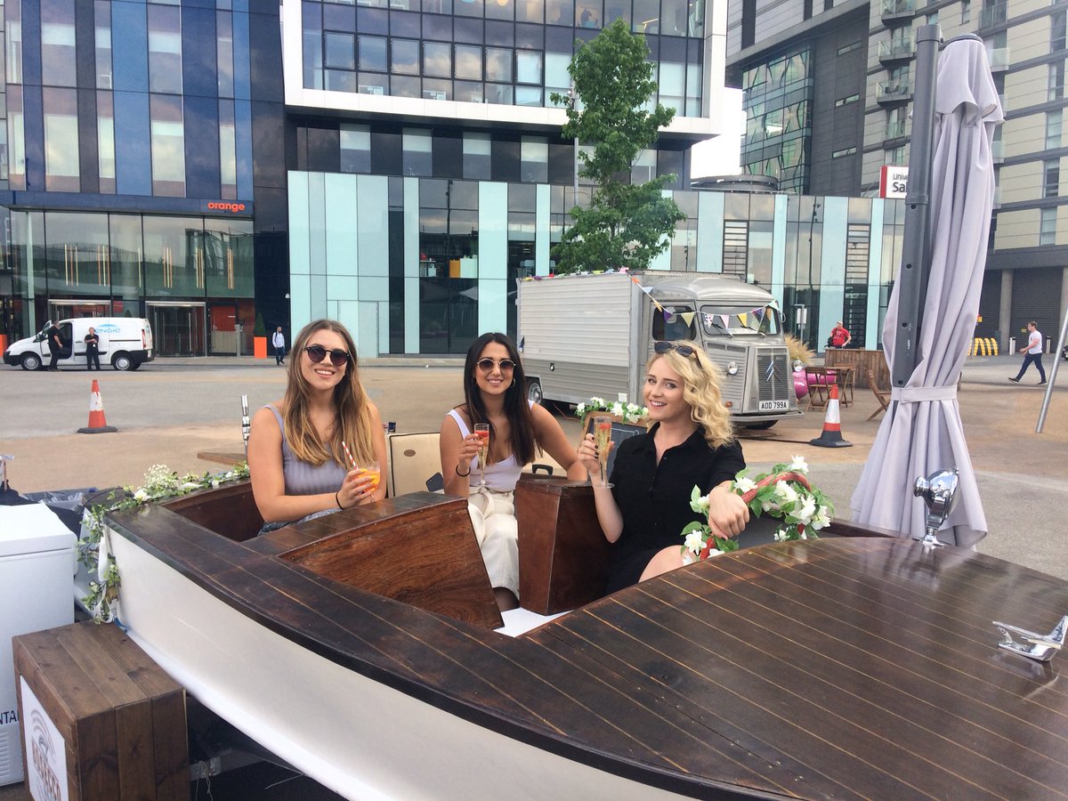 CARGOmcuk's tweet photo. Sun’s out, prosecco’s out 🥂

@bosecco is here until 7! https://t.co/ufDalLW3sO