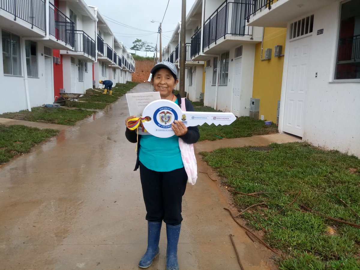 Minvivienda's tweet image. #AEstaHora funcionarios de #Minvivienda y autoridades locales se reúnen con un pequeño grupo de familias, para hacerles realidad el sueño de ser propietarios de una vivienda digna. #CasaGratis #CambiamosVidas #AsiAvanzaMocoa