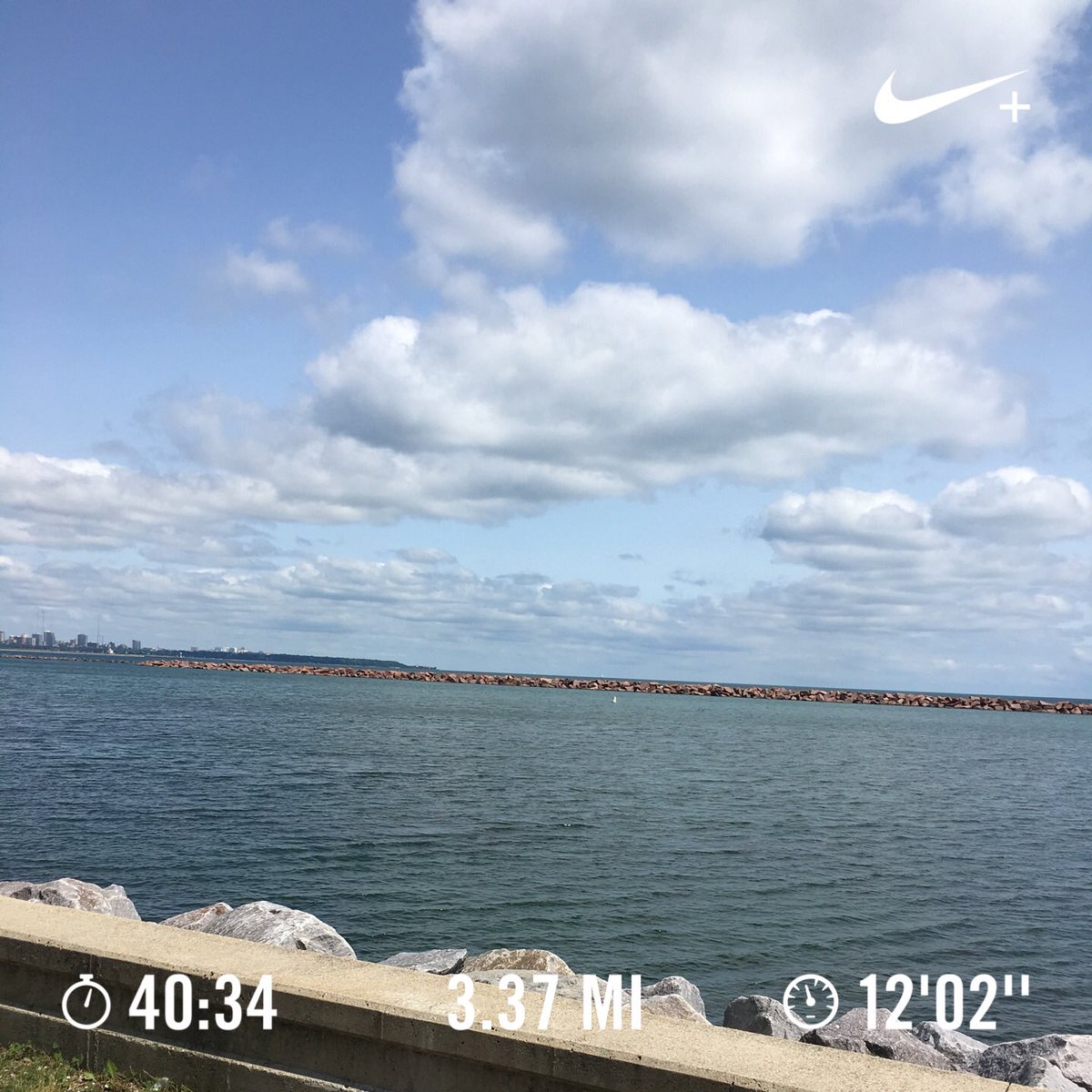 dowhatulove247's tweet photo. #runhike with the hubby and @NikeRunning enjoying the #milwaukee #lakefront #scenery https://t.co/NjCHQFCvnj