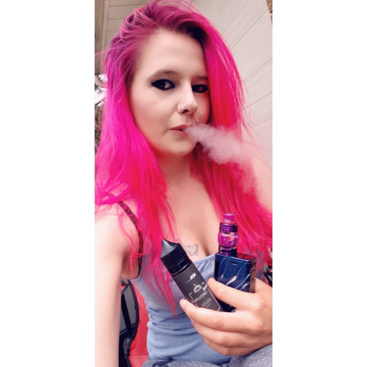 SheLoreBlog's tweet image. Vapin' Met4's "Fairgrounds". Deep fried cream cake 😍 
#Vape #vapefam #vapelife #vapers #Vaping #vapeon #pinkhair #girlswhovape #Ecig #yummy