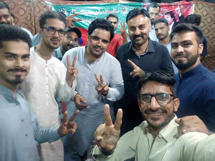 xmowais's tweet image. Naeem Sheikh was in PTI, he contested by Election from Korangi. He was sold in 5 lac rupees and joined PPP.

and now PTI has defeated him in #GeneralElection2018 . 😂
Kesa Diya..