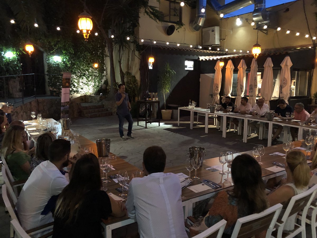 isaacfragoso's tweet photo. Espectacular maridatge d’estiu al #Canceller de Vilanova i la Geltrú. Plats frescos amb vins frescos de @MasForaster en un espai encantador. https://t.co/A4Aqlv6II3