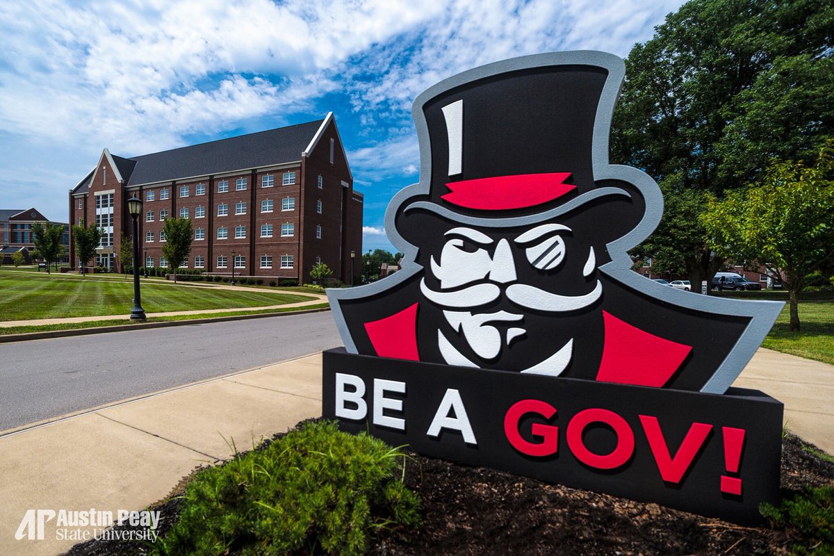 austinpeay's tweet photo. A new photo op for our Govs! 
❤️📸🧐🎩 #APSU22 #BEAGOV https://t.co/NYNUB5jY4c